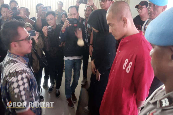 Surabaya, Obor Rakyat - Sungguh tidak habis pikir seorang ayah tiri tega aniaya anak berusia 2 tahun, hingga meninggal dunia. Hal itu terbongkar setelah dilaporkan ke Polisi dan akhirnya terduga pelaku dibui.