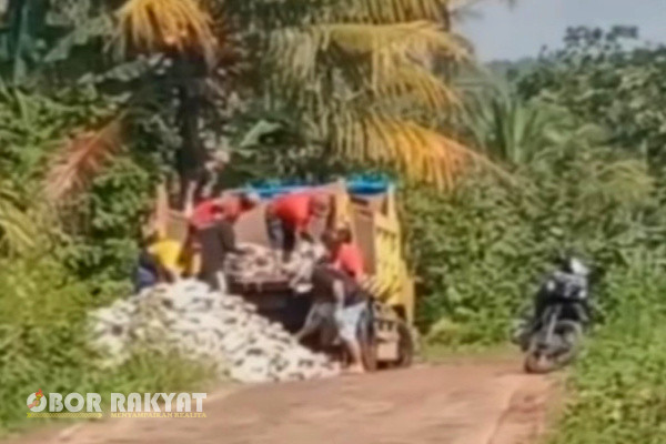 Banyuwangi, Obor Rakyat - Bantuan paving block untuk jalan di Dusun Panjen, Desa Jambewangi, Kecamatan Sempu, Kabupaten Banyuwangi, Jawa Timur, yang diberikan kepada warga mendadak ditarik kembali.