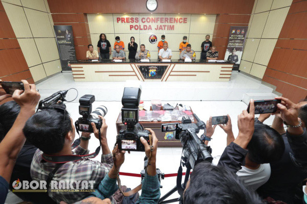 Surabaya, Obor Rakyat – Kasus pelemparan bahan peledak yang diduga bom ikan ( Bondet ) di rumah Kusyairi ( 53 ) warga Dusun Timur Kelurahan Nyablu Daya Kecamatan /Kabupaten Pamekasan, berhasil diungkap oleh Subdit Jatanras Direktorat Reserse Kriminal Umum (Ditreskrimum) Polda Jawa Timur.