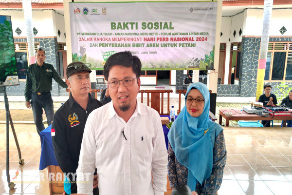 Jember, Obor Rakyat - Dalam rangka memperingati Hari Pers Nasional (HPN) 2024, PT. Mitratani Dua Tujuh, dan Jurnalis di Jember, berkolaborasi bersama Taman Nasional Meru Betiri (TNMB), menggelar Bhakti Sosial (Baksos) dengan memberikan 5000 bibit pohon Aren kepada 50 petani dibawah pembinaan TNMB, Sabtu (24/2/2024).