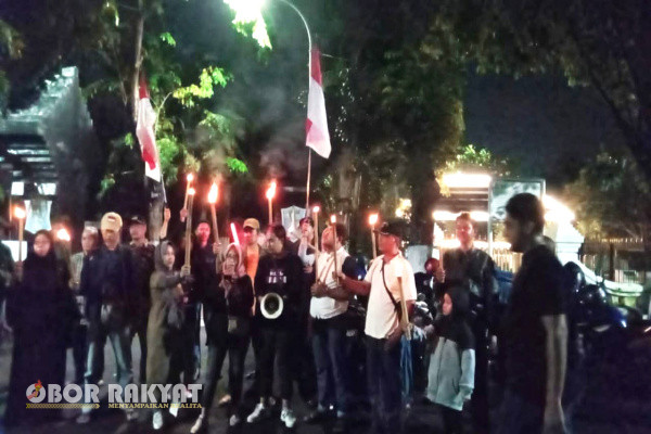 Surabaya, Obor Rakyat - Sejumlah aktivis mahasiswa eksponen 1998 dan warga menyampaikan doa keprihatinan terhadap nasib dan kondisi bangsa Indonesia saat ini. Hal itu dikumandangkan tepatnya depan makam Bung Tomo, Kamis (22/2/2024) malam lalu.