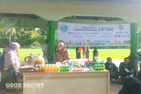 Bondowoso, Obor Rakyat - Dalam upaya menanamkan kesadaran terhadap pengelolaan lingkungan yang berkelanjutan kepada masyarakat, Dinas Lingkungan Hidup (DLH) Kabupaten Bondowoso memberikan edukasi cara mengelola sampah.