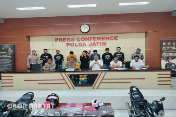 Surabaya, Obor Rakyat - Jatanras Polda Jatim melalui Subdit lll berhasil amankan pelaku jambret yang Viral di jejaring sosial beberapa hari yang lalu. Empat pelaku diketahui berinisial AK (45), MA (41), ES (32), dan TN (27).