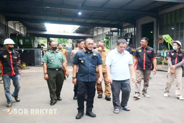 Bondowoso, Obor Rakyat - Dalam rangka mendapatkan pemahaman tentang perkembangan tembakau di wilayah Bumi Ki Ronggo ini, Pj Bupati Bondowoso, Bambang Soekwanto melakukan kunjungan kerja (kunker) di gudang tembakau milik CV Trisno Adi, di Desa Karanganyar, Kecamatan Tegalampel, Senin (26/2/2024).