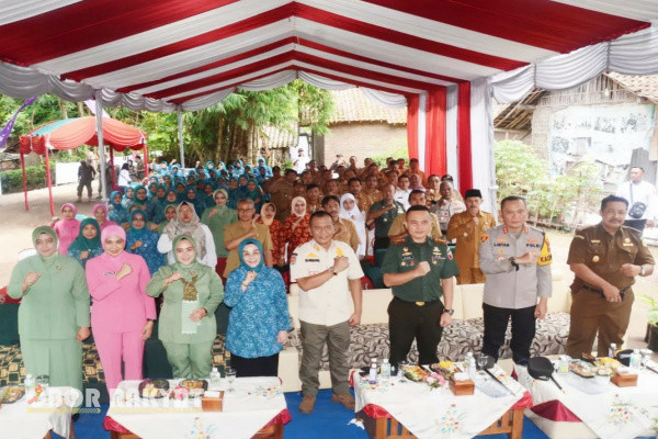 Bondowoso, Obor Rakyat – Untuk mengendalikan laju inflasi, Pemerintah Kabupaten (Pemkab) Bondowoso, Provinsi Jawa Timur, melalui Tim Penggerak Pemberdayaan dan Kesejahteraan Keluarga (TP-PKK), menggalakkan Gerakan Serentak Tanam Cabai di Pekarangan (Gas Tancap).