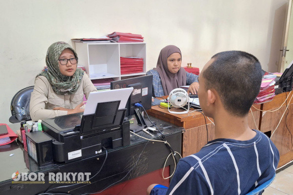 Bondowoso, Obor Rakyat - Pemilik studio foto di Bondowoso diamankan petugas Kepolisian Resot (Polres) setempat karena melakukan perbuatan asusila.