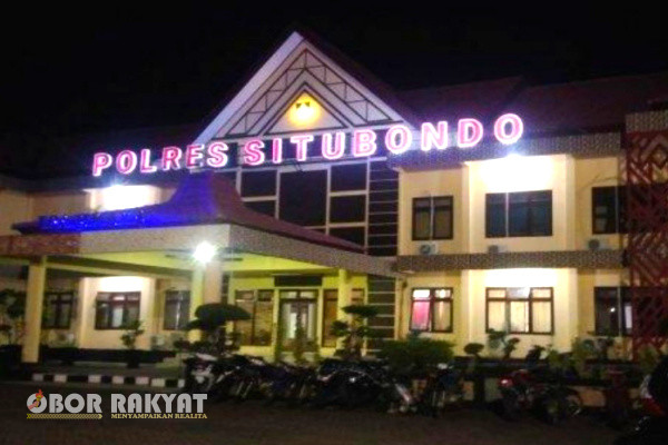 Situbondo, Obor Rakyat - Penyidik Komisi Pemberantasan Korupsi (KPK), dikabarkan melakukan pemeriksaan terhadap beberapa orang kontraktor di Mapolres Situbondo, Selasa (27/2/2024) malam.