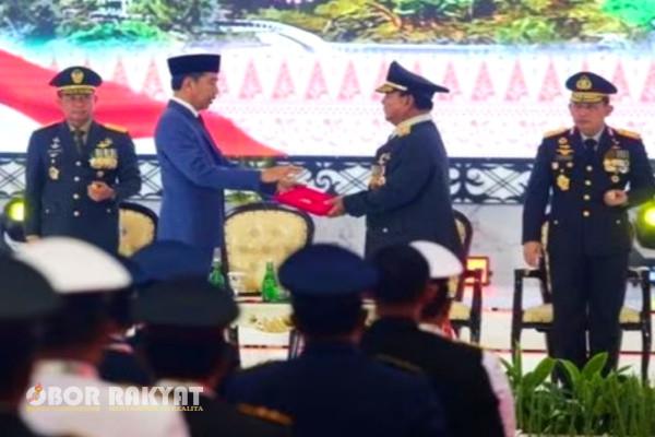 Jakarta, Obor Rakyat - Presiden Joko Widodo (Jokowi) menjelaskan alasannya memberikan gelar Jenderal Kehormatan bintang empat kepada Menteri Pertahanan (Menhan) Prabowo Subianto.