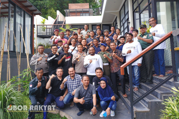 Mojokerto, Obor Rakyat - Beberapa pejabat khususnya kedinasan di Mojokerto turut menghadiri undangan acara yang di gelar Komunitas Jurnalis Jawa Timur (KJJT) dalam peringatan Hari Pers Nasional (HPN) 2024.