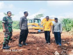 Bau Tak Sedap, Pemdes bersama Forkopimcam Wringin Gandeng DLH Bondowoso Bersihkan Tumpukan Sampah yang Menggunung 