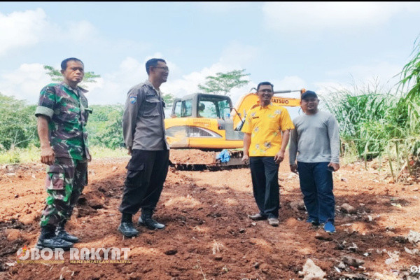Bondowoso, Obor Rakyat - Sampah-sampah rumah tangga dilempar orang tak bertanggung jawab di lahan Tanah Kas Desa (TKD) Wringin, Kecamatan Wringin, Kabupaten Bondowoso.