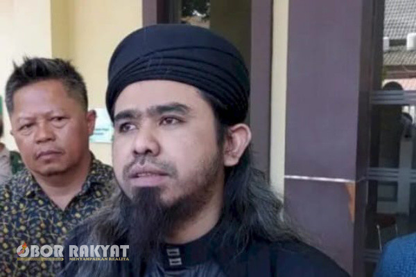 Surabaya, Obor Rakyat - Kepolisian Daerah Jawa Timur (Polda Jatim) saat ini telah memeriksa tiga orang dalam kasus membuat atau merekam konten video tukar pasangan suami istri. Salah satunya Syamsudin alias Gus Samsudin.