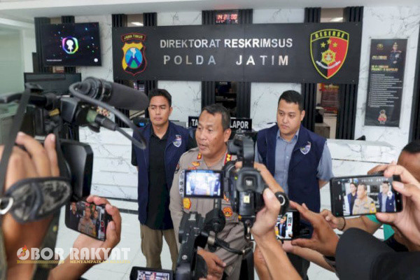 Surabaya, Obor Rakyat - Kepolisian Daerah (Polda) Jawa Timur memeriksa Gus Samsudin, spiritualis yang terkenal kontroversi di media sosial Youtube dan konten kreator asal Blitar.