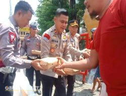 Polsek Simokerto Bagikan Ratusan Nasi Kotak Gratis, Kapolsek: InsaAllah Istiqomah Jum’at Berkah