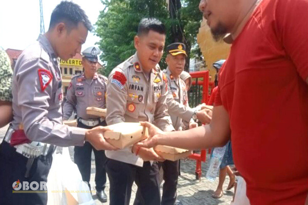 Bondowoso, Obor Rakyat - Dalam Rangka Bakti Sosial (Baksos) dan giat rutinan Jum'at Berkah, Kepolisian Sektor (Polsek) Simokerto, membagikan ratusan nasi kotak kepada Masyarakat yang berada di sekitarnya.