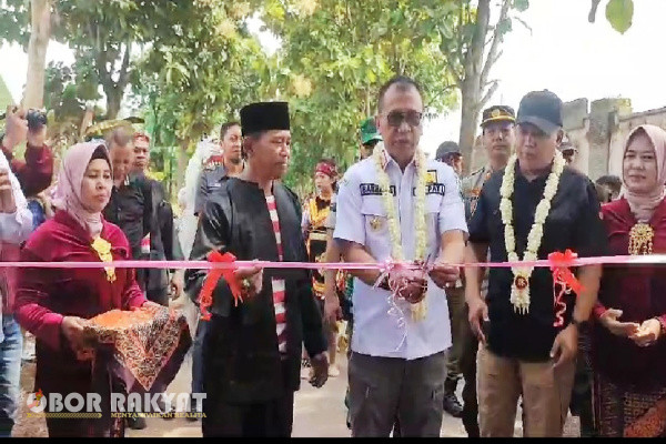 Bondowoso, Obor Rakyat - Puluhan stand bazar Usaha Mikro Kecil dan Menengah (UMKM) ramaikan Hari Jadi Desa (Harjades) Jurang Sapi, Kecamatan Tapen, Kabupaten Bondowoso.
