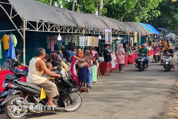 Bondowoso, Obor Rakyat - Puluhan stand bazar Usaha Mikro Kecil dan Menengah (UMKM) ramaikan Hari Jadi Desa (Harjades) Jurang Sapi, Kecamatan Tapen, Kabupaten Bondowoso.
