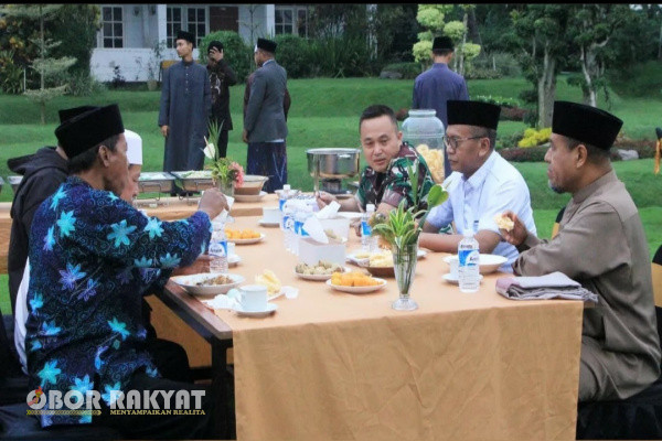 Bondowoso, Obor Rakyat - Pj Bupati Bondowoso, Bambang Soekwanto menghadiri acara Coffee Morning di Pondok Pesantren (Ponpes) Al Ishlah, Desa Dadapan, Kecamatan Grujugan, Minggu (3/4/2024).