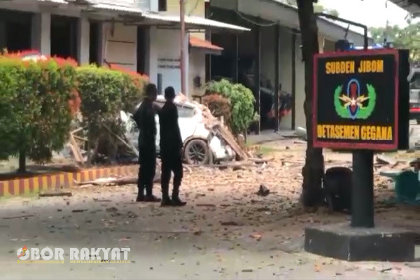 Surabaya, Obor Rakyat - Beredar vidio amatir yang merekam dugaan bom di Mako Brimob Kepolisian Daerah Jawa Timur (Polda Jatim), sejumlah warga yang saat melintas spontan kaget dan berkerumun.