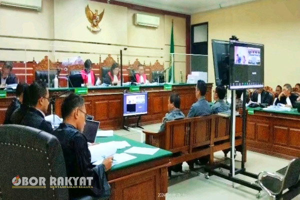 Surabaya, Obor Rakyat - Dua Oknum Kejaksaan Negeri (Kejari) Bondowoso, yakni Eks Kepala Kejari, Puji Triasmoro dan Kasi Pidsus, Alexander Silaen yang didakwa menerima total suap sebesar Rp. 775 juta atas penanganan penghentian perkara, kembali di gelar dengan agenda pemeriksaan para saksi.