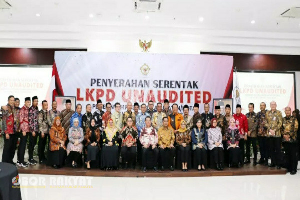 Pj. Gubernur Jawa Timur, Adhy Karyono yang hadir menyerahkan LKPD tingkat Provinsi, dalam sambutannya menyampaikan bahwa pemerikasaan laporan keuangan bukanlah akhir. “Di ujungnya adalah bagaimana laporan keuangan ini menjadi sarana untuk mencapai tujuan, yang tak lain adalah meningkatkan kesejahteraan masyarakat dan mewujudkan transparansi, akuntabilitas dan prinsip-prinsip pengelolaan keuangan di daerah,” terangnya.