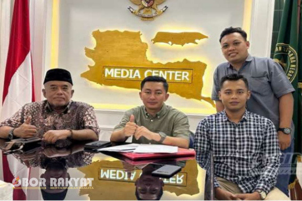 Bondowoso, Obor Rakyat - Anam Al Mukhtar SH., MH selaku kuasa hukum mantan kepala Dinas Pendidikan (Disdik) Bondowoso, Sugiyono Eksantoso, angkat bicara dengan menganggap Pj Bupati Bondowoso, Bambang Soekwanto arogan dan sewenang - wenang atas penerbitan SK sanksi pembebastugasan kepada kliennya yang saat ini masih dalam proses pelaporan ke Pengadilan Tata Usaha Negara (PTUN).