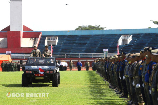 Jember, Obor Rakyat - Pj Gubernur Jawa Timur, Adhi Karyono menghadiri upacara gelar pasukan, dalam peringatan Hari Ulang Tahun (HUT) Satuan Polisi Pamong Praja (Satpol PP) ke-78, HUT Pemadam Kebakaran (Damkar) ke-105, dan HUT Satuan Perlindungan Masyarakat (Satlinmas) ke-62.