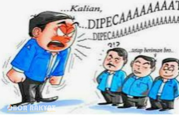 Banyuwangi, Obor Rakyat - Masyarakat Banyuwangi tentu masih ingat dengan pelantikan Kepala Desa (Kades) pada 15 Desember 2023 yang lalu.Hal ini di tengarai akibat dari pemberhentian Jogotirto (Penjaga Air Pertanian), Dinowo (Pembantu Kepala Dusun) dan sejumlah RT/RW di Desa Sumbersewu yang di lakukan Kadesanya.