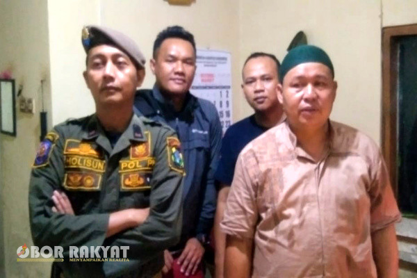 Bondowoso, Obor Rakyat - Kasi Ops Satuan Polisi Pamong Praja (Satpol PP) Bondowoso, Ahmad Amri, melakukan pengecekan terhadap anggotanya yang melakukan penjagaan obyek vital daerah.