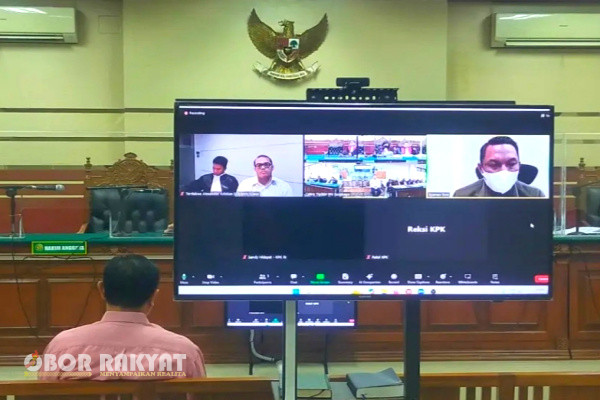 Surabaya, Obor Rakyat - Sidang kasus perkara operasi tangkap tangan (OTT) Komisi Pemberantasan Korupsi (KPK) terhadap eks Kepala Kejaksaan Negeri (Kajari) Bondowoso, Puji Triasmoro dan Alexander Silaen Kasi Pidsus dalam kasus suap penghentian perkara, kembali berlanjut di pengadilan Tipikor Surabaya Rabu siang (13/03/2024).