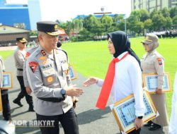 Pimpin Upacara Hari Kesadaran Nasional, Kapolda Jatim Beri Penghargaan 35 Anggota Berprestasi