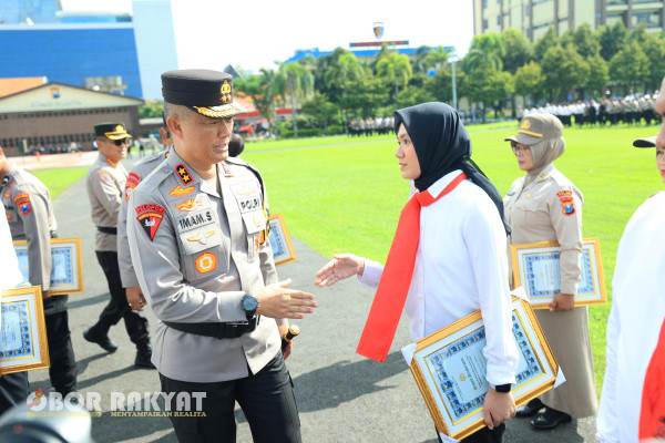Surabaya, Obor Rakyat – Kapolda Jawa Timur, Irjen Pol Drs.Imam Sugianto, kembali memberikan penghargaan kepada anggota Polri dan PNS di Polda Jatim yang dinilai berprestasi.