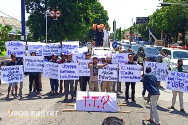 Situbondo, Obor Rakyat - Ratusan orang yang tergabung dalam Aliansi Jasa Kontruksi (AJK) melakukan aksi unjuk rasa di kantor Dinas Pekerjaan Umum dan Perumahan Permukiman (DPUPP) Kabupaten Situbondo, Senin (18/3/2024).