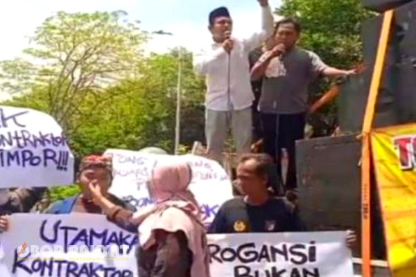 Situbondo, Obor Rakyat - Ratusan orang pengusaha yang tergabung dalam Aliansi Jasa Konstruksi Situbondo (AKSI) menggelar aksi demontrasi di Kantor Dinas Pekerjaan Umum dan Perumahan Permukiman (DPUPP) Kabupaten Situbondo, senin (18/3/2024).