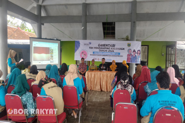 Bondowoso, Obor Rakyat - Dalam rangka percepatan penurunan angka Stunting di Kabupaten Bondowoso, Dinas Sosial, Pemberdayaan Perempuan, Perlindungan Anak dan Keluarga Berencana (Dinsos P3AKB) menggelar orientasi tim pendamping keluarga, Kamis (21/3/2024) di kantor Kecamatan Sumber Wringin.