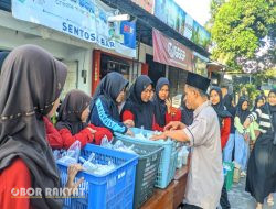 Menabur Berkah Ramadhan Dengan Menebar Kebaikan Berupa Takjil SMPN I Cluring