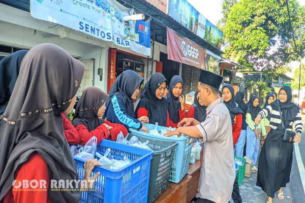 Banyuwangi, Obor Rakyat - Partisipasi aktif di bulan suci Ramadhan kembali di tunjukan oleh pelajar SMPN I Cluring, Banyuwangi, yang tergabung dalam organisasi PMR, OSIS,DG,SAS,DUPER dan PMK.