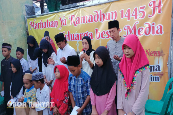 Surabaya, Obor Rakyat - Media Online Klikku.net dan Metro Pos News menggelar buka bersama dengan warga di kampung tempat tinggalnya di RT 02, RW 08, Candi Lontar Kulon, Sambikerep, Kota Surabaya, Minggu (24/3/2024).