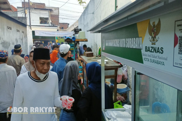 Surabaya, Obor Rakyat - Media Online Klikku.net dan Metro Pos News menggelar buka bersama dengan warga di kampung tempat tinggalnya di RT 02, RW 08, Candi Lontar Kulon, Sambikerep, Kota Surabaya, Minggu (24/3/2024).
