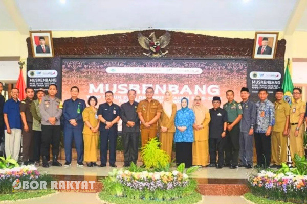 Bondowoso, Obor Rakyat - Pemerintah Kabupaten (Pemkab) Bondowoso, menggelar Musyawarah Rencana Pembangunan (Musrenbang) Rencana Kerja Pemerintah Daerah (RKPD) tahun 2025 dan Rencana Pembangunan Jangka Panjang Daerah (RPJPD) 2025-2045 di Pendopo Raden Bagus Asra (RBA), Senin (25/3/2024) pagi.