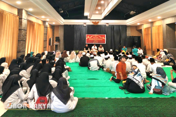 Bondowoso, Obor Rakyat - Hotel Grand Padis di Kabupaten Bondowoso memeriahkan bulan suci Ramadan dengan menggelar buka bersama anak yatim piatu dari panti asuhan Al Fitroh.