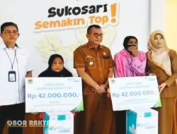 Pj Bupati Bondowoso Serahkan Santunan Kematian BPJS Metenagakerjaan di Sukosari