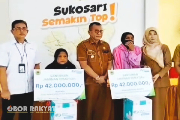 Bondowoso, Obor Rakyat - Pemerintah Kabupaten (Pemkab ) Bondowoso, Provinsi Jawa Timur, bersama BPJS Ketenagakerjaan memberikan santunan kematian kepada beberapa orang ahli waris, warga Desa wilayah Kecamatan Sukosari.
