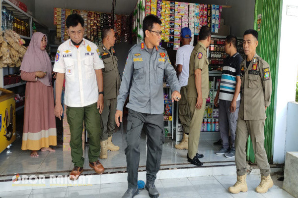 Bondowoso, Obor Rakyat - Panasnya terik matahari di hari ke 15 puasa Ramadhan, menambah semangat sobat praja, pengawal penegak Peraturan Daerah (Perda) untuk melaksanakan razia peredaran rokok ilegal atau rokok bodong di Kabupaten Bondowoso.