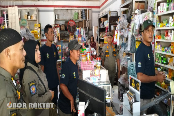 Bondowoso, Obor Rakyat - Panasnya terik matahari di hari ke 15 puasa Ramadhan, menambah semangat sobat praja, pengawal penegak Peraturan Daerah (Perda) untuk melaksanakan razia peredaran rokok ilegal atau rokok bodong di Kabupaten Bondowoso.