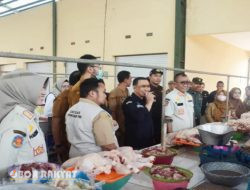 Pj Bupati Bondowoso Sidak di Pasar dan SPBE, Pastikan Ketersediaan Kebutuhan Pokok Jelang Lebaran