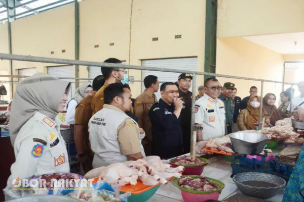 Bondowoso, Obor Rakyat – Menjelang Lebaran atau Idul Fitri 1445 Hijriah, Pj Bupati Bondowoso, Bambang Soekwanto melakukan monitoring dan evaluasi inspeksi mendadak (Sidak) ke sejumlah Pasar dan Stasiun Pengisian Bulk Elpiji (SPBE), Selasa (26/3/2024).