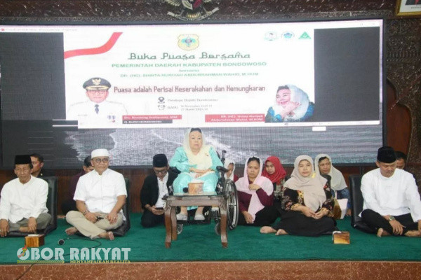 Bondowoso, Obor Rakyat - Dr. (H.C). Dra. Hj. Sinta Nuriyah, M.Hum, istri dari Presiden Indonesia keempat, Abdurrahman Wahid, tahun 1999- 2021, hadir ke pendopo Raden Bagus Asra (RBA), dalam rangka untuk berbuka puasa bersama dengan masyarakat Bondowoso, Rabu (27/3/2024).