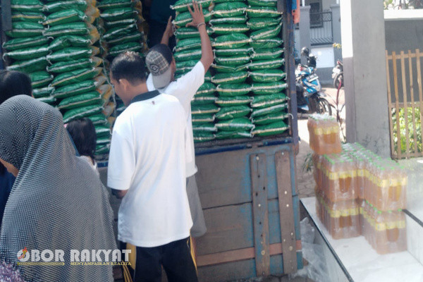 Bondowoso, Obor Rakyat - Sebagai upaya meningkatkan daya beli masyarakat serta pengendalian inflasi daerah, Pemerintah Kabupaten (Pemkab) Bondowoso, melalui Dinas Koperasi Perindustrian dan Perdagangan (Diskoperindag), menggelar operasi pasar murah dengan dua komoditas beras dan minyak goreng.