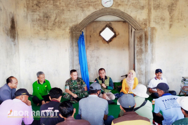 Bondowoso, Obor Rakyat - Pejabat (Pj) Bupati Bondowoso, Bambang Soekwanto, menyebutkan bahwa selain pupuk bersubsidi dari Anggaran Pendapatan dan Belanja Negara (APBN) yang ada di kios-kios, pemerintah daerah (Pemda) juga menyiapkan Anggaran Pendapatan dan Belanja Daerah (APBD) untuk memprogram pupuk bersubsidi akan disalurkan kepada para petani melalui Badan Usaha Milik Desa (BUMDes).